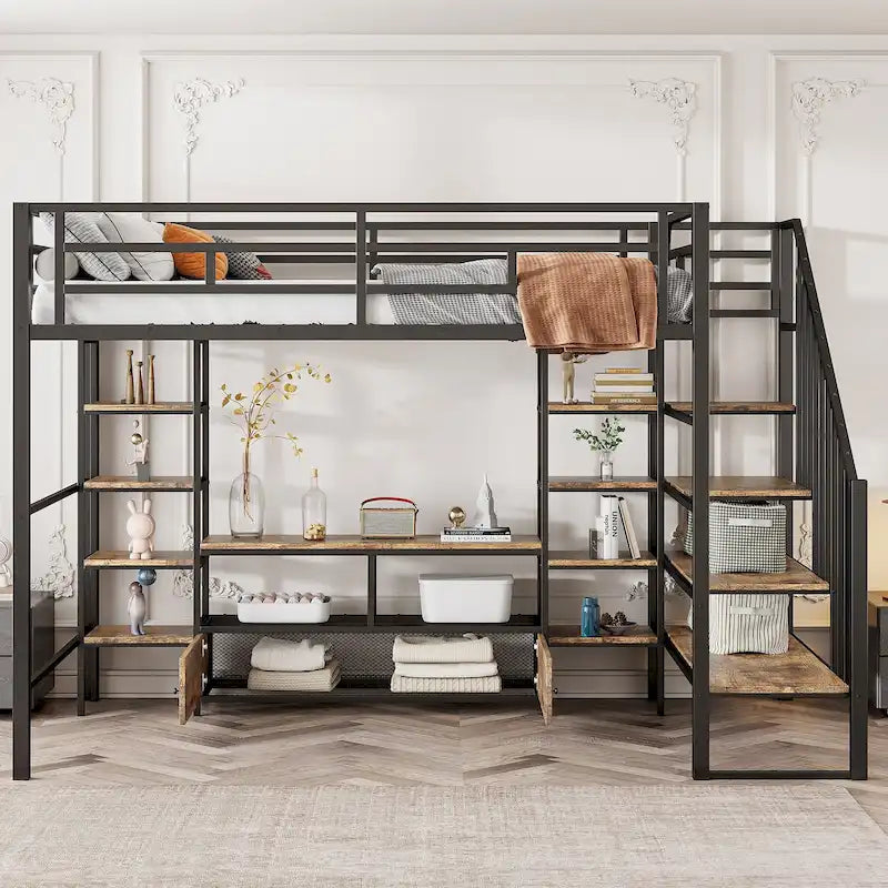 Cama alta metálica de tamaño completo con escalera, mesa de almacenamiento baja y estantes de almacenamiento