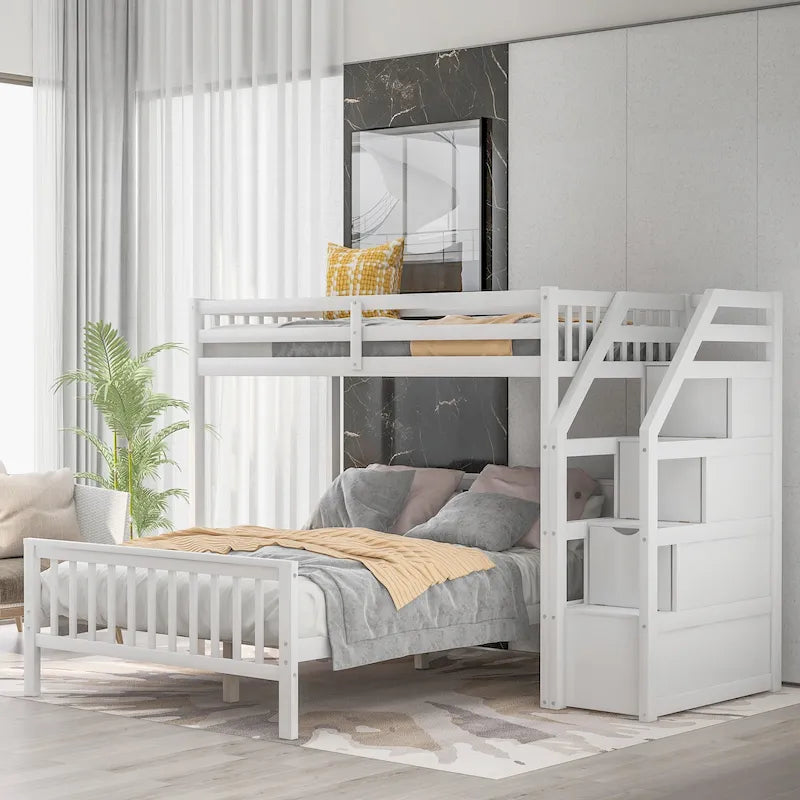 Litera alta doble sobre cama de tamaño completo con escalera
