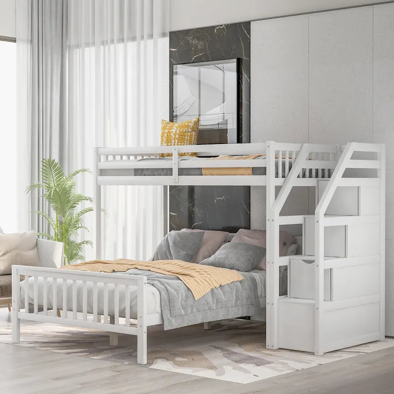 Litera alta doble sobre cama de tamaño completo con escalera