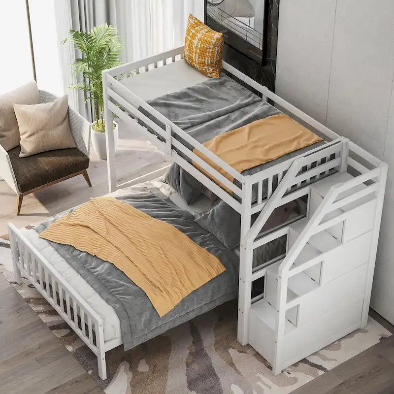 Litera alta doble sobre cama de tamaño completo con escalera