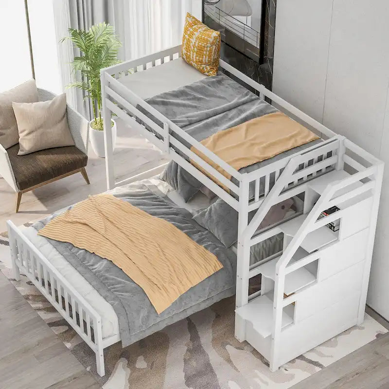 Litera alta doble sobre cama de tamaño completo con escalera