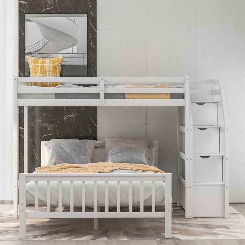 Litera alta doble sobre cama de tamaño completo con escalera