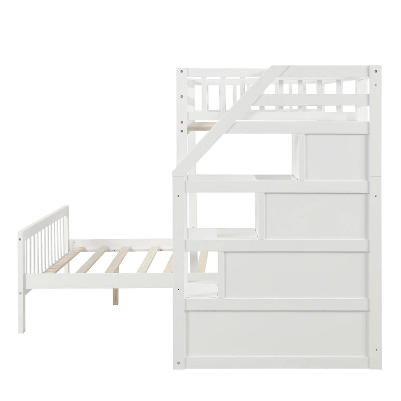 Litera alta doble sobre cama de tamaño completo con escalera