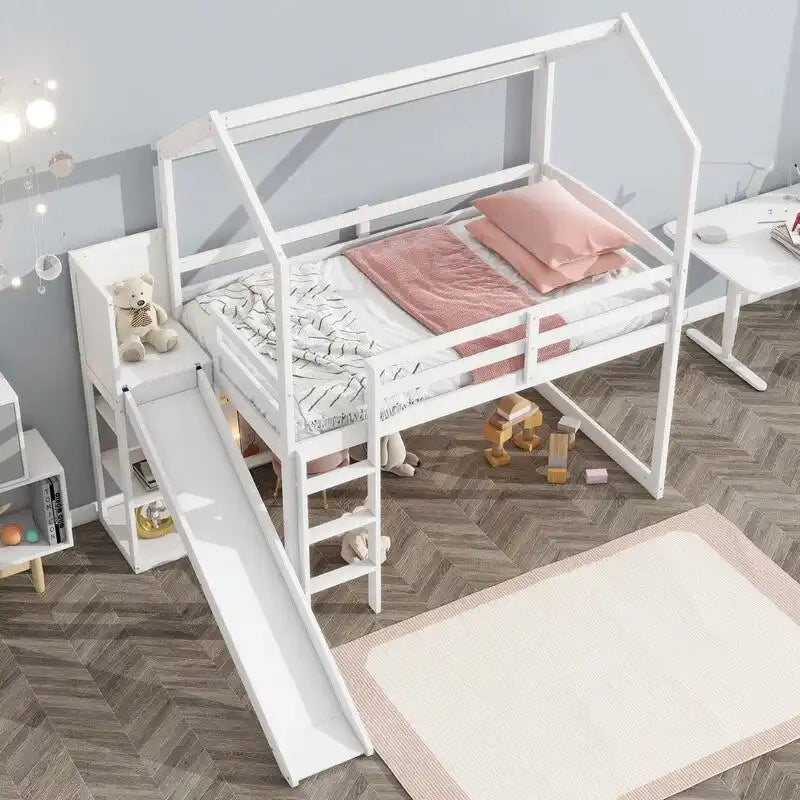 Cama alta Wood House con tobogán, estantes de almacenamiento, rampa para escalar y luz