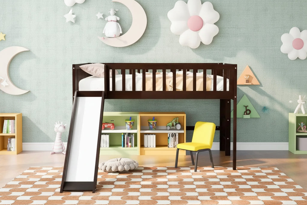 Cama baja tipo loft de tamaño completo con escalera y tobogán