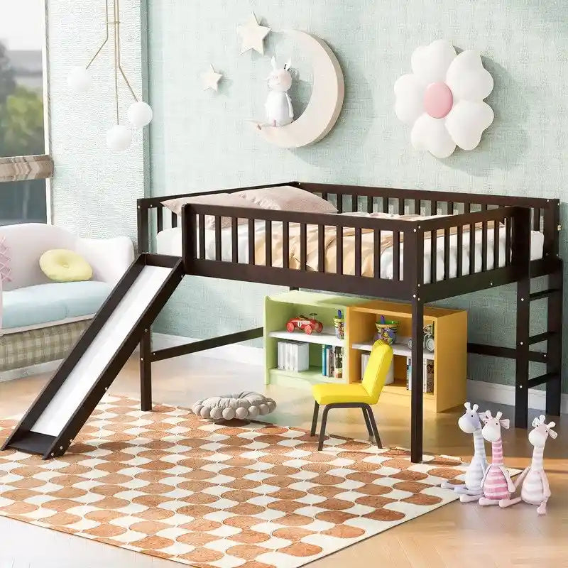 Cama baja tipo loft de tamaño completo con escalera y tobogán