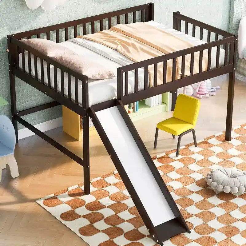 Cama baja tipo loft de tamaño completo con escalera y tobogán
