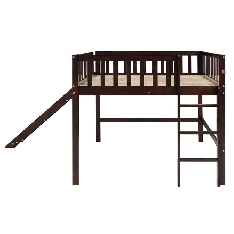 Cama baja tipo loft de tamaño completo con escalera y tobogán