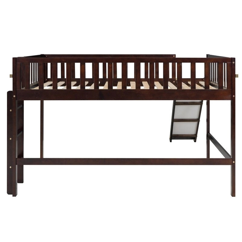 Cama baja tipo loft de tamaño completo con escalera y tobogán