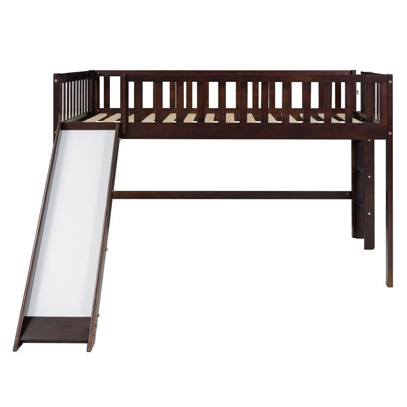Cama baja tipo loft de tamaño completo con escalera y tobogán
