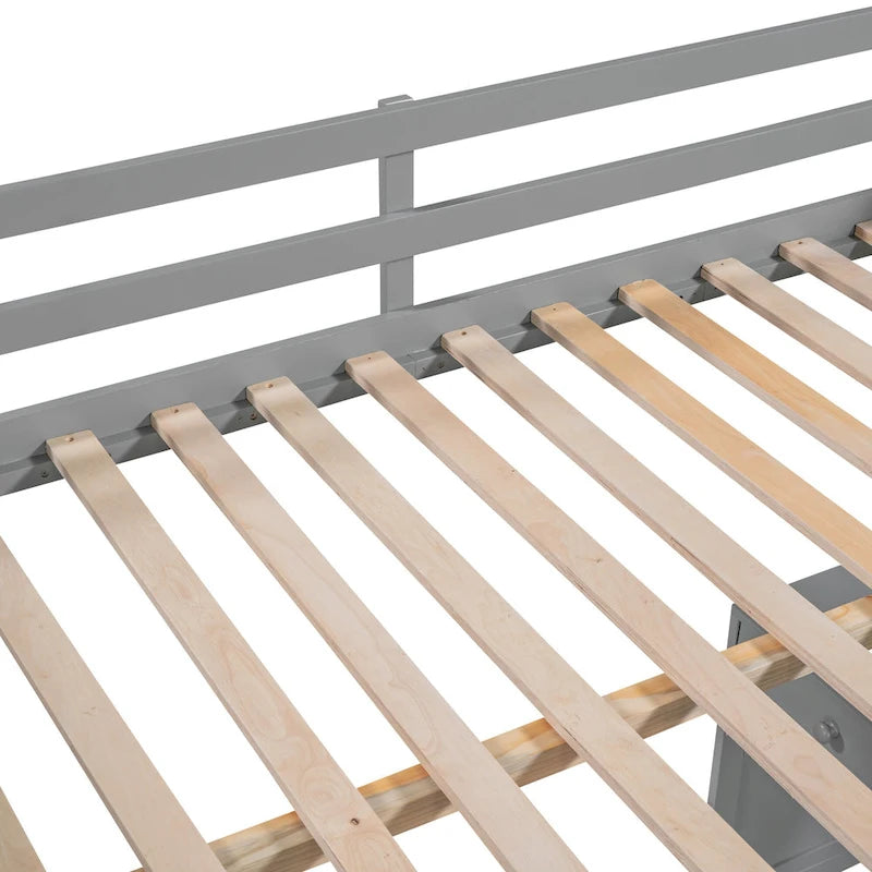 Cama alta con escalera, estantes y escritorio
