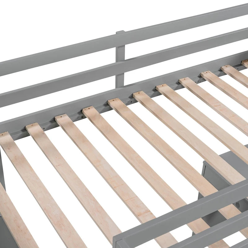 Cama alta con escalera, estantes y escritorio
